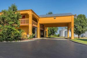 a large yellow building with a parking lot at Quality Inn - Sikeston in Charleston