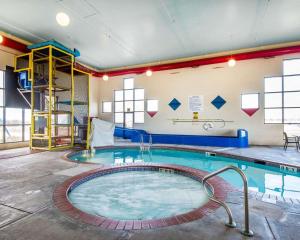- une grande piscine dans une grande pièce dans l'établissement Quality Inn Cameron, à Cameron