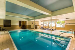 una gran piscina en una habitación de hotel en Sleep Inn Springfield South I60 near Medical District, en Springfield