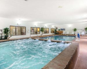 uma grande piscina interior com água num edifício em Comfort Suites - Jefferson City em Jefferson City