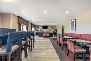 A seating area at Comfort Suites St Charles-St Louis