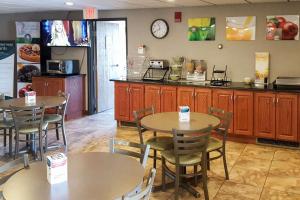 due tavoli e sedie in un ristorante con bancone di Quality Inn Ozark a Ozark