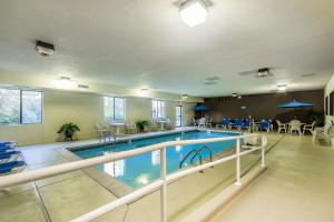 The swimming pool at or close to Comfort Suites St Charles-St Louis