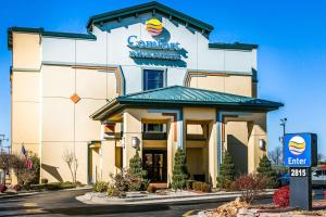 a front view of a hotel with a sign on it at Comfort Inn & Suites Springfield I-44 in Springfield