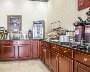 Comfort Suites - Jefferson City tesisinde mutfak veya mini mutfak