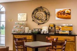 A restaurant or other place to eat at Quality Inn & Suites Chesterfield Village