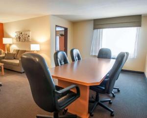 康登頓的住宿－奧沙克湖司麗普酒店及套房，一间会议室,配有木桌和椅子