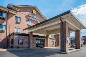 un edificio con un cartel en la parte delantera en Comfort Inn & Suites Lees Summit - Kansas City, en Lee's Summit