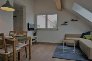 a living room with a table and a couch at Ferienwohnung Neuwelt in Hinterzarten