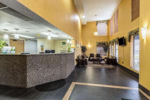 a lobby of a hospital with a counter and chairs at Quality Inn in Rolla +21 photos