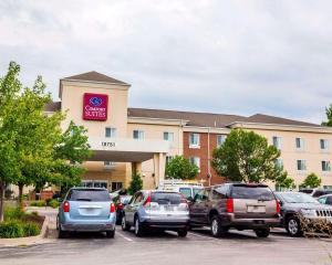 un grupo de coches estacionados frente a un hotel en Comfort Suites Independence - Kansas City, en Independence