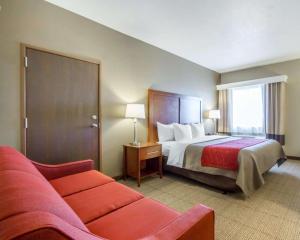 a hotel room with a bed and a couch at Comfort Inn Bolivar in Bolivar +38 photos
