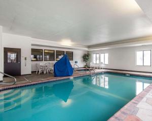 a large swimming pool with blue water in a building at Quality Inn & Suites Bethany in Bethany