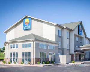 un edificio con un cartello sul lato di Comfort Inn & Suites Harrisonville a Harrisonville
