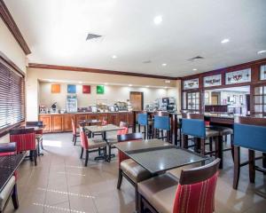 哥伦比亚康福特套房酒店 - 哥伦比亚的有桌椅的餐厅和自助餐厅