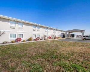 a large white building with a grass yard in front of it at Comfort Inn Bolivar in Bolivar