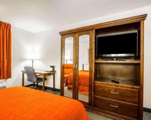a room with a television and a bed in it at Quality Inn & Suites North Springfield in Springfield