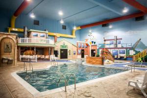 Sundlaugin á Sleep Inn & Suites Indoor Waterpark eða í nágrenninu