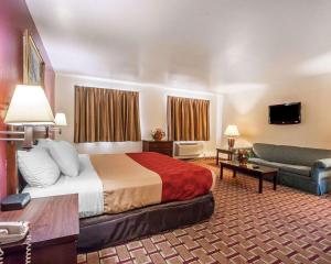 Postel nebo postele na pokoji v ubytování Econo Lodge Dexter