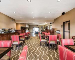 a restaurant with red chairs and tables and a bar at Quality Inn & Suites Bethany in Bethany