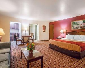 Postel nebo postele na pokoji v ubytování Econo Lodge Dexter + 11 fotografií