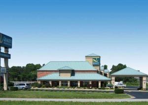 um restaurante de fast food com um telhado verde em Quality Inn & Suites North em Springfield