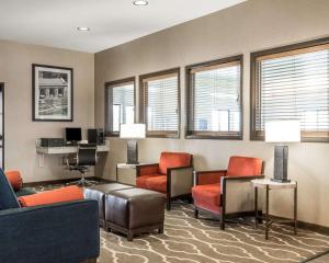a waiting room with chairs and a desk with a computer at Quality Inn & Suites Bethany in Bethany