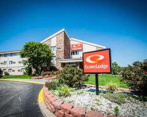 a sign in front of a hotel at Econo Lodge Kansas City Downtown North in Kansas City