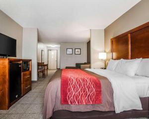 Comfort Inn & Suites Moberly客房内的一张或多张床位