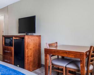 Comfort Inn & Suites Moberly的电视和/或娱乐中心