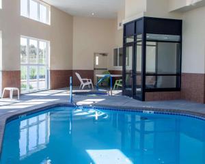 una grande piscina in una stanza d'albergo di Comfort Inn & Suites Harrisonville a Harrisonville