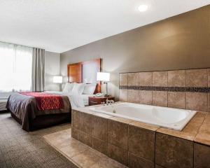 MoberlyComfort Inn & Suites Moberly的带床和浴缸的酒店房间 更多24张照片