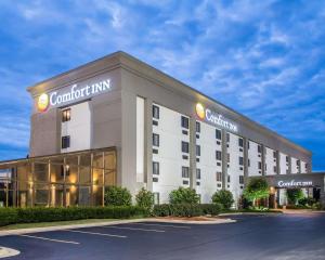 una representación de un hotel frente a un edificio en Comfort Inn South - Springfield, en Springfield