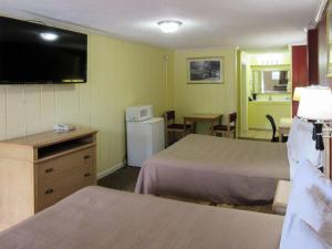 堪薩斯城的住宿－Rodeway Inn，酒店客房设有两张床和电视。