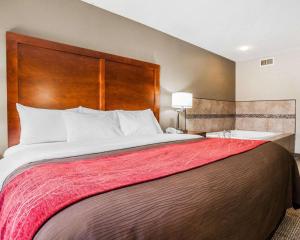 Comfort Inn & Suites Moberly客房内的一张或多张床位