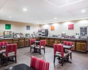 um restaurante com mesas e cadeiras e um balcão em Comfort Inn & Suites Moberly em Moberly