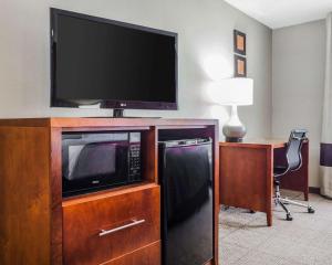 Comfort Inn & Suites Moberly的电视和/或娱乐中心
