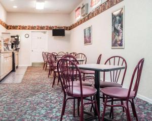 una sala da pranzo con tavoli e sedie in un ristorante di Econo Lodge Jefferson City a Jefferson City Altre 22 foto