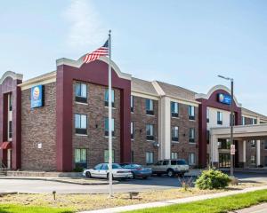 a hotel with an american flag in a parking lot at Comfort Inn Lees Summit in Lees Summit