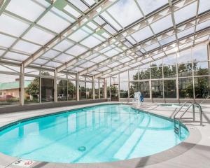 una piscina cubierta con techo de cristal en Comfort Inn South - Springfield, en Springfield