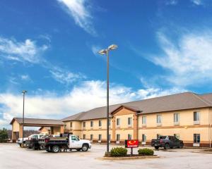 a large building with cars parked in a parking lot at Econo Lodge in Anderson