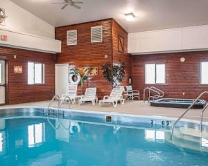 - une piscine dans un bâtiment avec des chaises dans l'établissement Quality Inn & Suites Boonville - Columbia, à Boonville