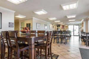 a large dining room with a table and chairs at Econo Lodge Inn & Suites Joplin in Joplin