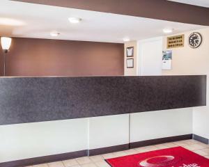 una stanza con una parete con un tappeto rosso e un bancone di Econo Lodge Jefferson City a Jefferson City