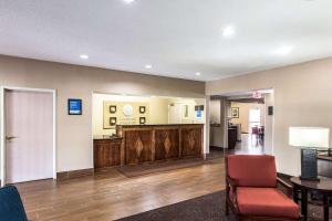 un vestíbulo de hotel con una zona de espera y un mostrador de espera en Comfort Inn & Suites - Hannibal, en Hannibal