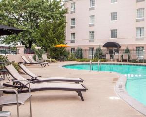 una piscina con sedie a sdraio e un edificio di Comfort Inn St Louis - Westport Event Center a Maryland Heights