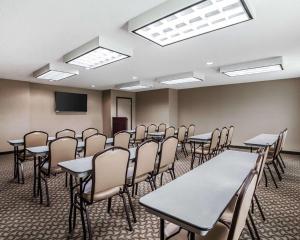 Comfort Inn & Suites Moberly的电视和/或娱乐中心
