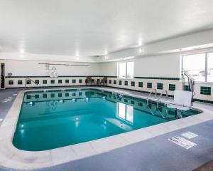 MoberlyComfort Inn & Suites Moberly的建筑物内有蓝色水的大型游泳池