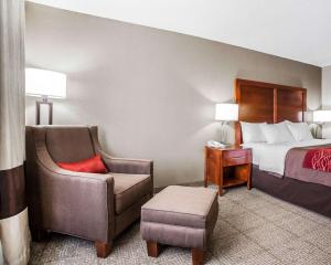 Comfort Inn & Suites Moberly的休息区