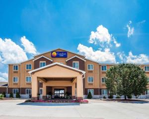 MoberlyComfort Inn & Suites Moberly的酒店楼顶有招牌
